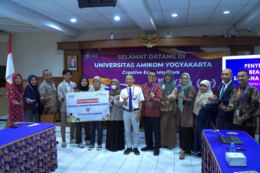 10 Mahasiswa Universitas Amikom Yogyakarta Menerima Beasiswa Sarjana dari Bank Mualamat Indonesia