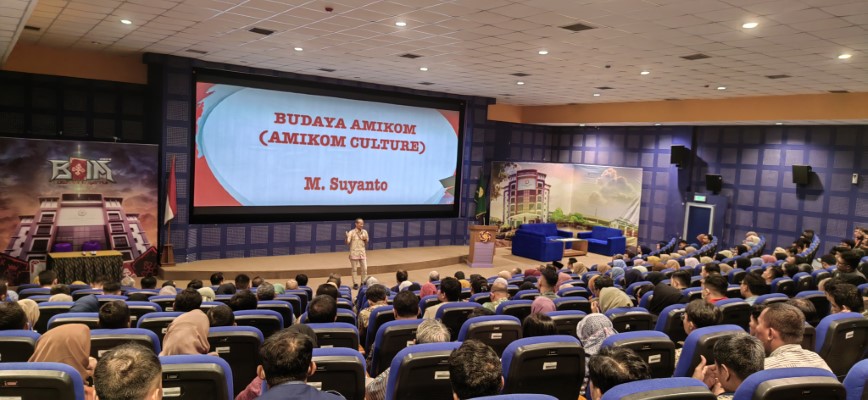 Prof. Suyanto memaparkan nilai keamikom dalam Rapat Persiapan Bagi Brosur