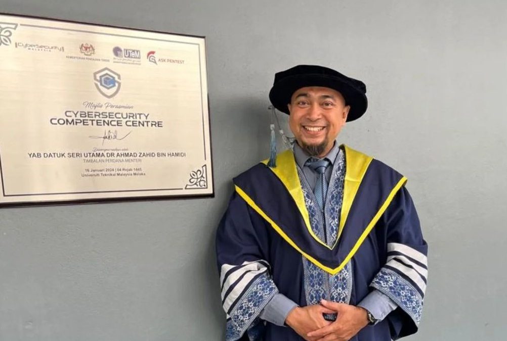 Melwin Syafrizal Raih Gelar Ph.D di Universiti Teknikal Malaysia Melaka (UTeM), Gagas Kerangka Keamanan Siber untuk SPBE Indonesia